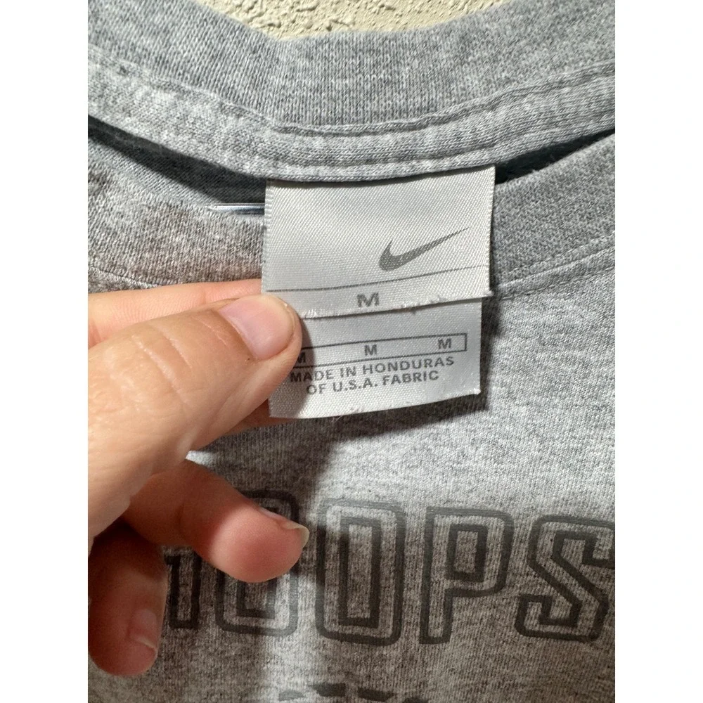 Nike Hoops Basketball Graphic T-Shirt Mens Medium Gray Short Sleeve Swoosh Logo